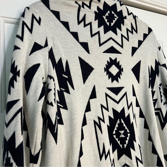 H&M Divided Size M Navy Blue & White Aztec Print Chunky Knit Cardigan Sweater - Picture 7 of 10